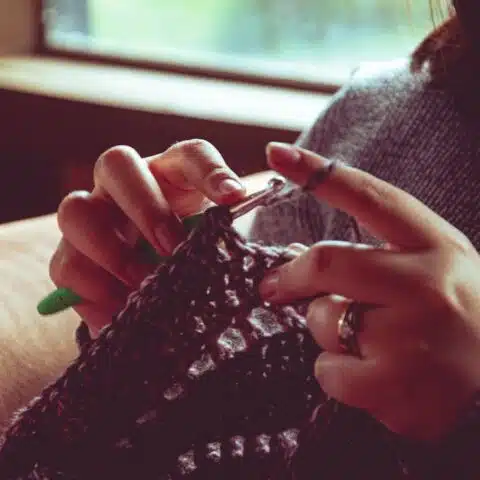 Psychologische Vorteile: Stricken und H&auml;keln als Stresskiller f&uuml;r M&uuml;tter 2026