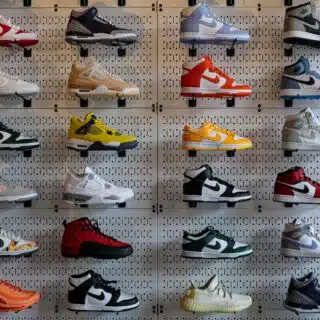 Sneaker-Farben 2026: Zehn Modelle, die wei&szlig;e Klassiker abl&ouml;sen