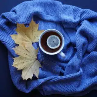 Hellblau statt Beige: Die Trendfarbe des Fr&uuml;hlings 2026 f&uuml;r Pullover setzt neue Akzente