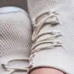 Die Abl&ouml;sung des wei&szlig;en Sneakers: Elfenbein als Fr&uuml;hlingstrend