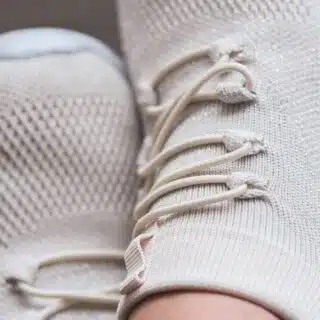 Die Abl&ouml;sung des wei&szlig;en Sneakers: Elfenbein als Fr&uuml;hlingstrend