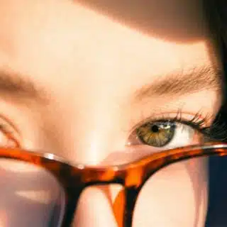 Brillentrends 2026: Nat&uuml;rliche T&ouml;ne und transparente Modelle pr&auml;gen das Design