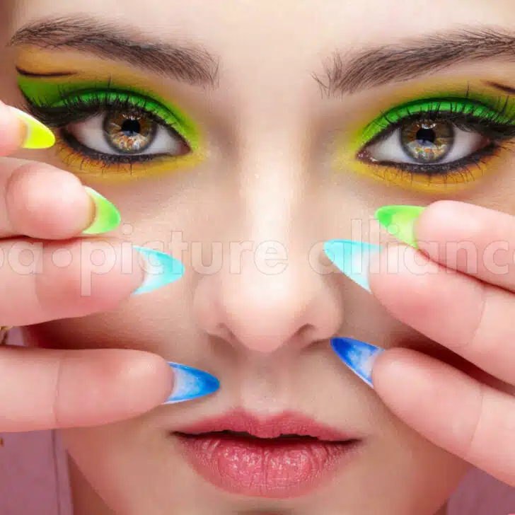 Leuchtende N&auml;gel: Electric Glow Manik&uuml;re als stilvolles Upgrade der Abendgarderobe